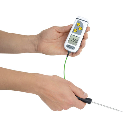 Une personne locataire d'un Thermomètre intelligent TempTest 2 avec affichage rotatif de température de la marque Thermometer.fr.