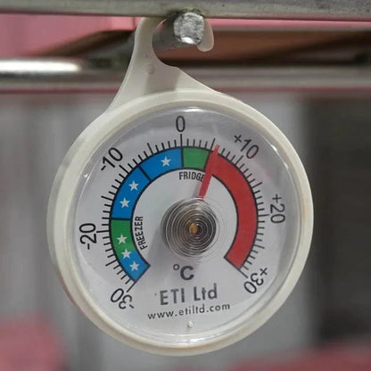 Un Thermomètre pour réfrigérateur / congélateur Cadran 52 mm de Thermometre.fr est fixé à une machine.