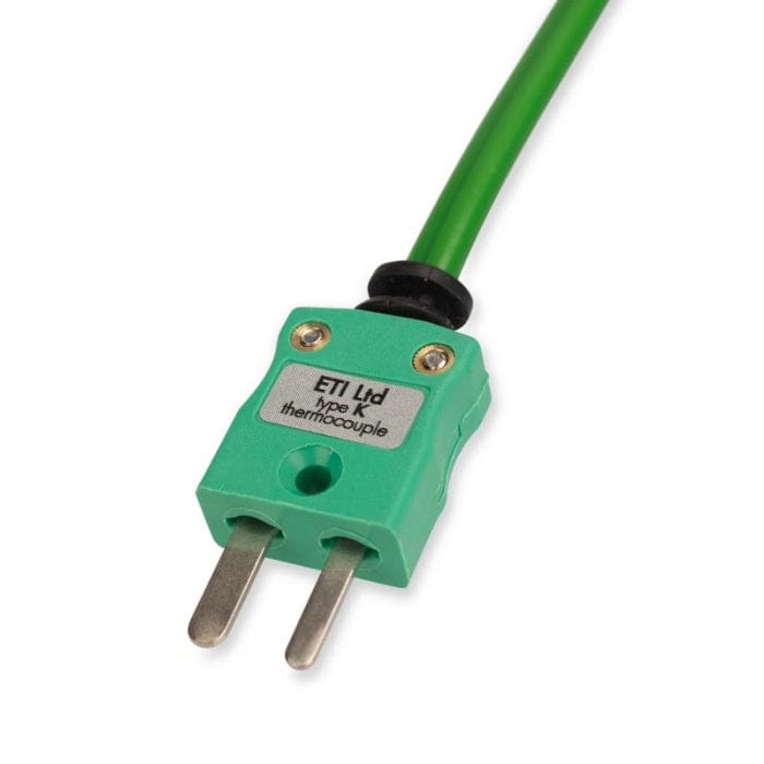 Une prise électrique verte à deux fils pour des mesures de précision et de température : Sonde de température de surface Ø15 x 130 mm de Thermomètre.fr.